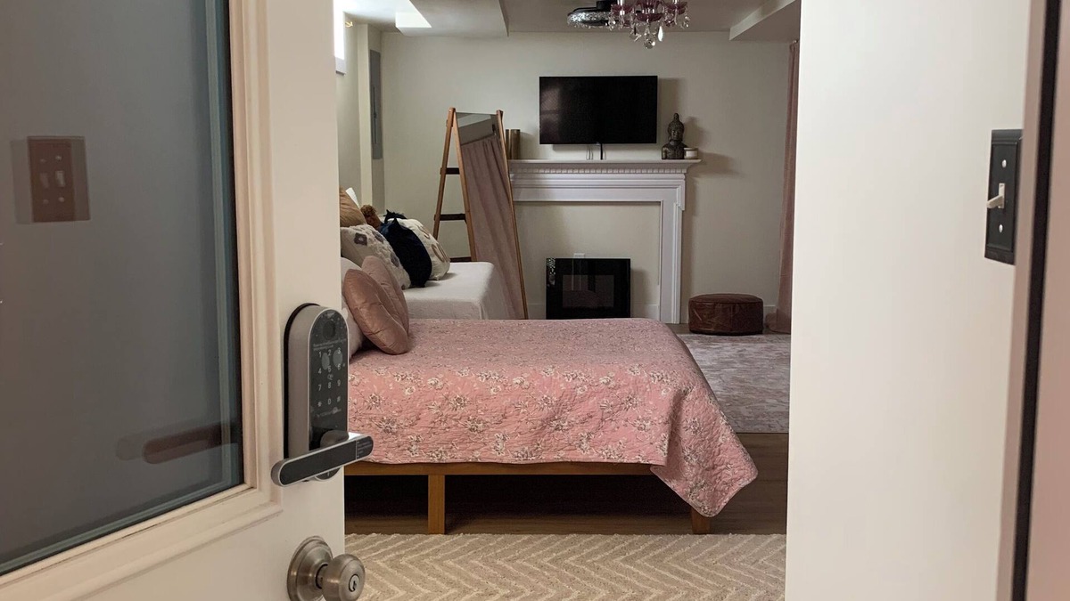 Jefferson Manor House | Cozy basement with private entrance and WiFi in charming Alexandria