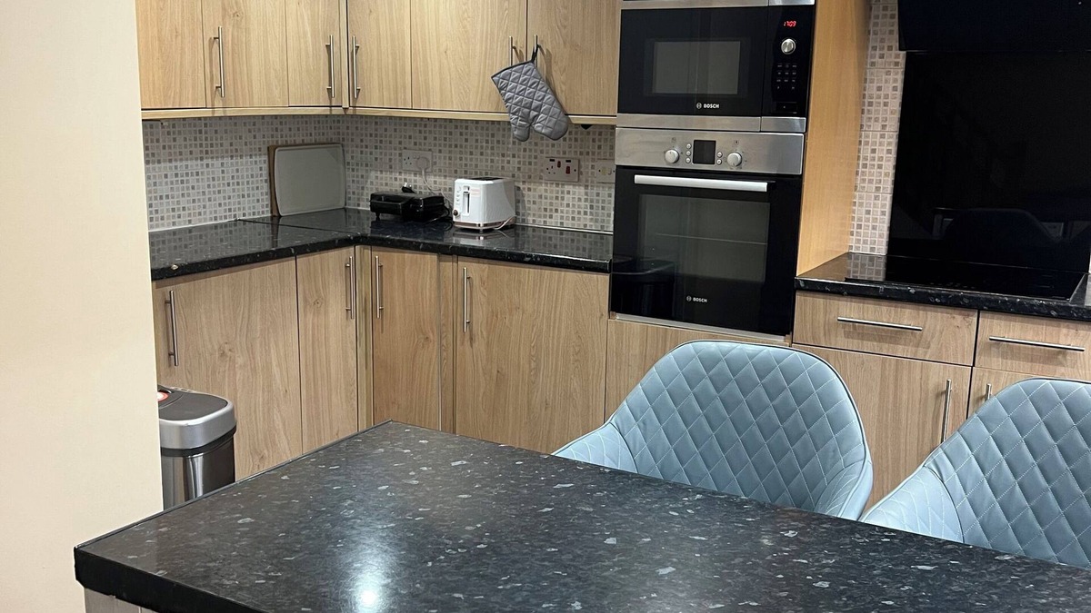 Basildon House | Cozy Basildon Retreat with 3 Bedrooms free parking