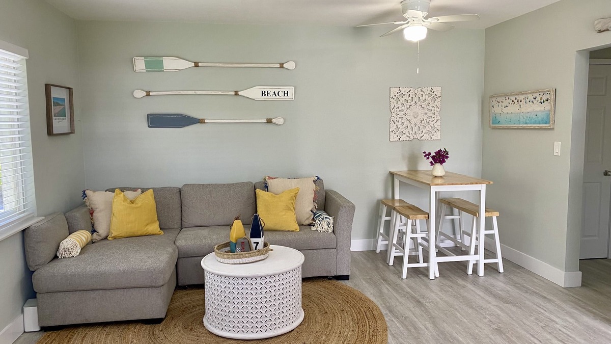 Lauderdale-by-the-Sea Apartment | Cozy Beach Apt - steps to the beach ☀️