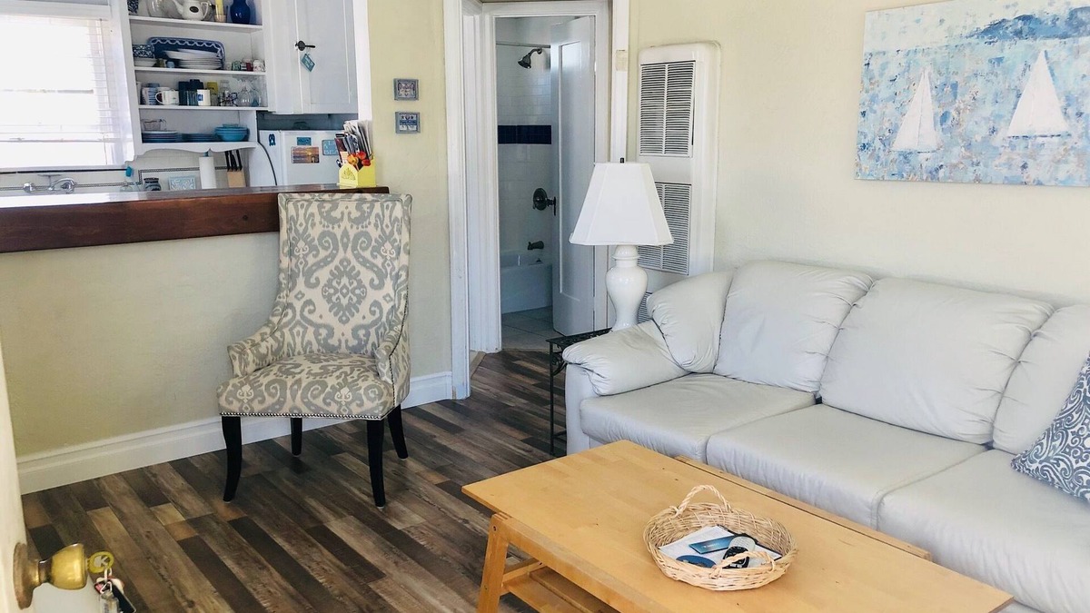 Belmont Shore Apartment | Cozy Beach Apartment in Trendy Belmont Shore! Sanitized and Clean!