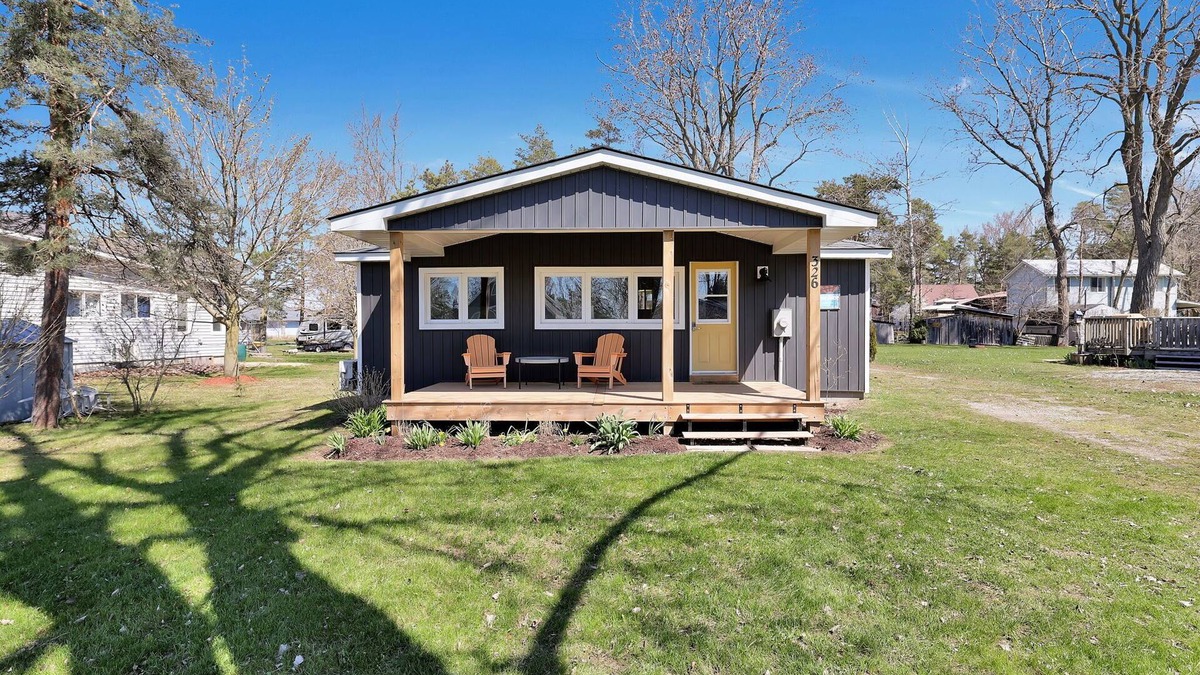Long Point Cottage | Cozy Beach Cottage with Sauna & Spacious Backyard just 5mins from the Beach