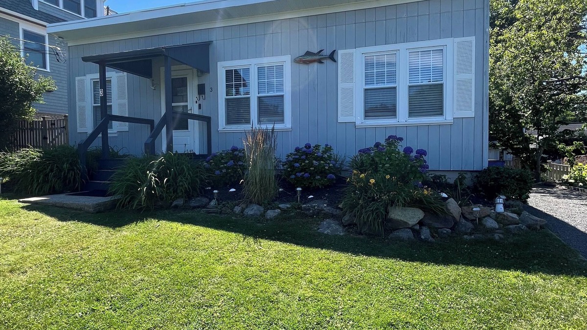 Gloucester House | Cozy Beach cottage walkable to Good Harbor and Long Beach