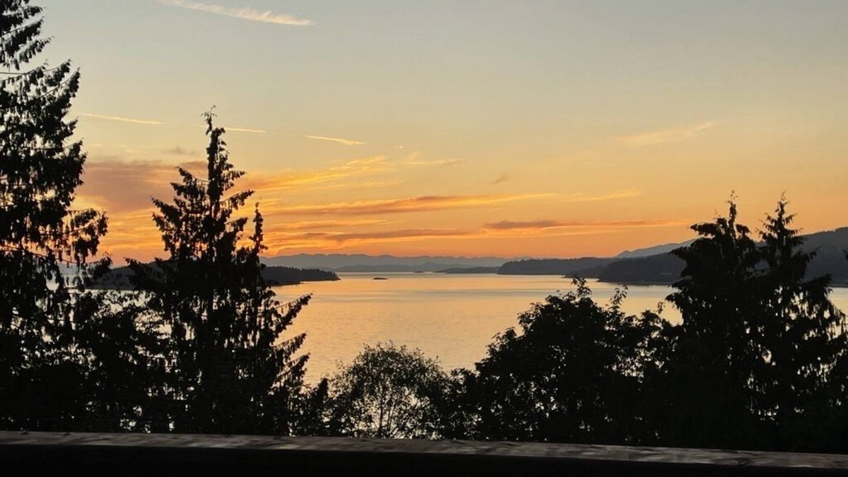 Selma Park Cottage | Cozy beach cottage with stunning ocean and sunset views.