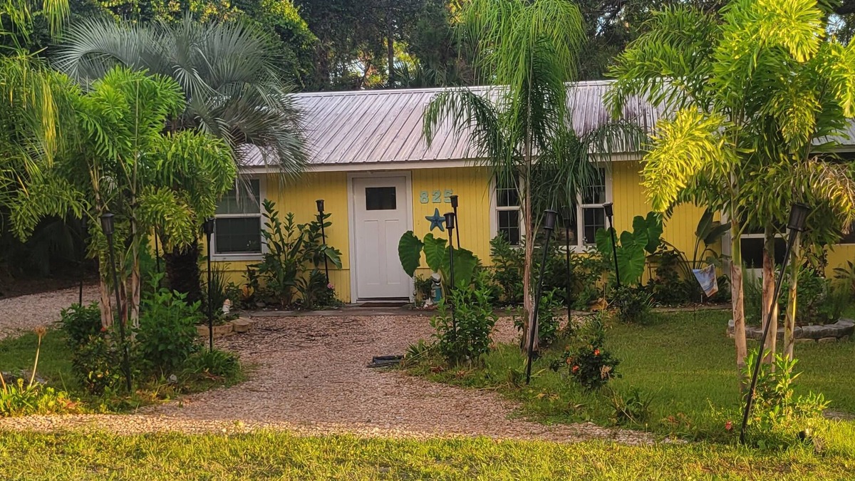 St. George Island House | Cozy Beach Cottage 2 blocks to beach near entertainment food & Fun, screen porch