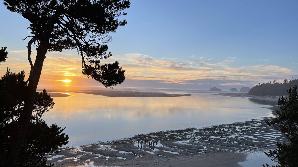 Netarts House | Cozy Beachfront Cabin with Panoramic View of Pacific Ocean and Netarts Bay
