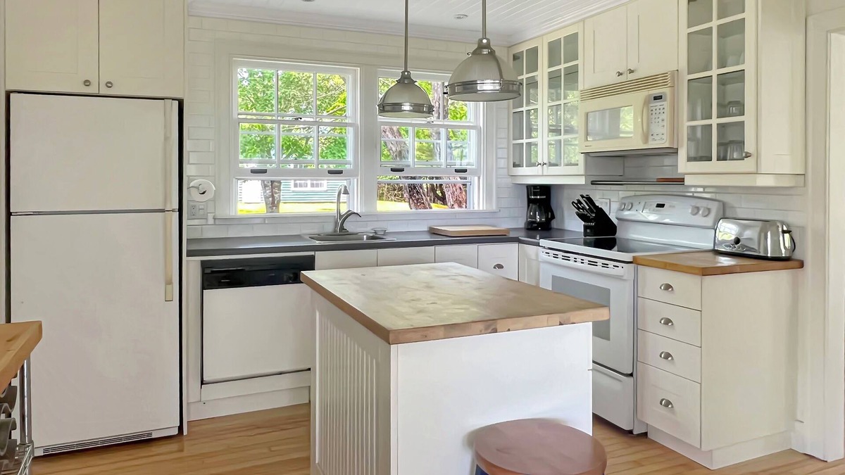 Roseway Cottage | Cozy beachfront cottage. Pet friendly!