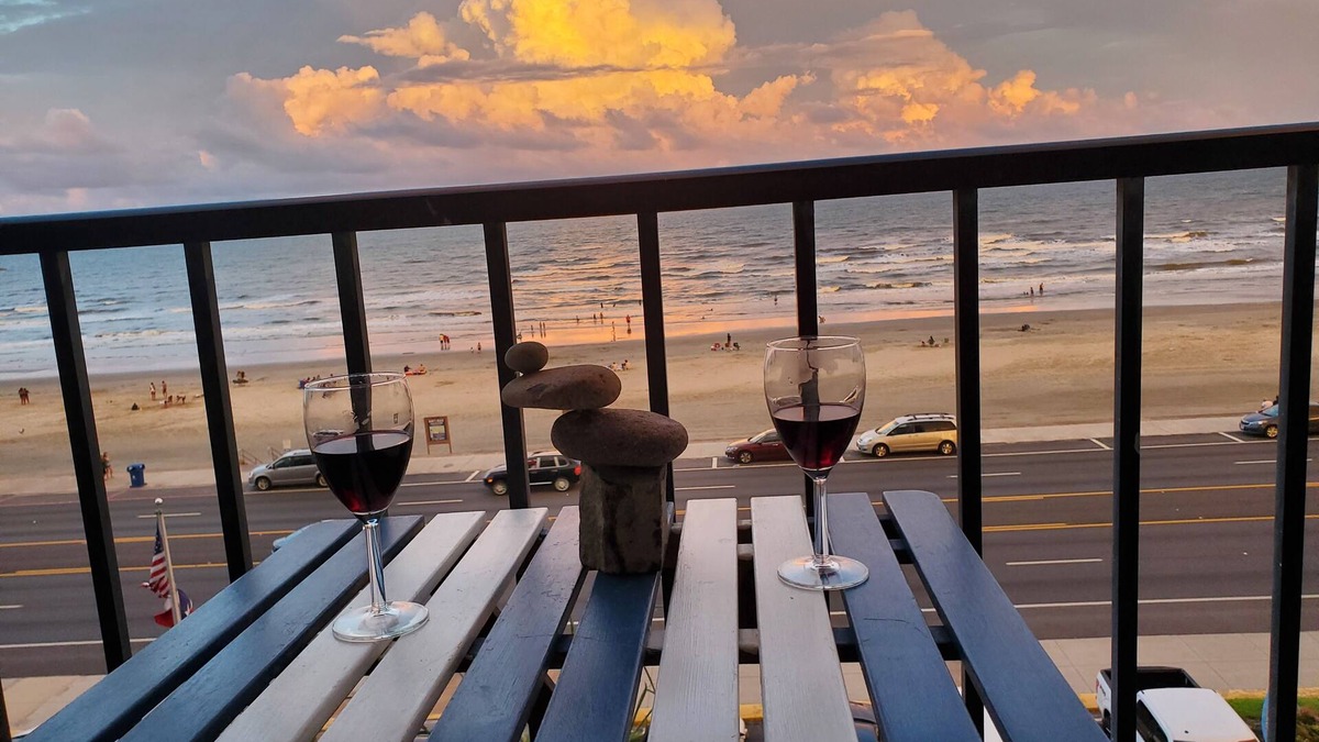 Galveston Apartment | Cozy Beachfront studio near Top places: Galveston Seawall