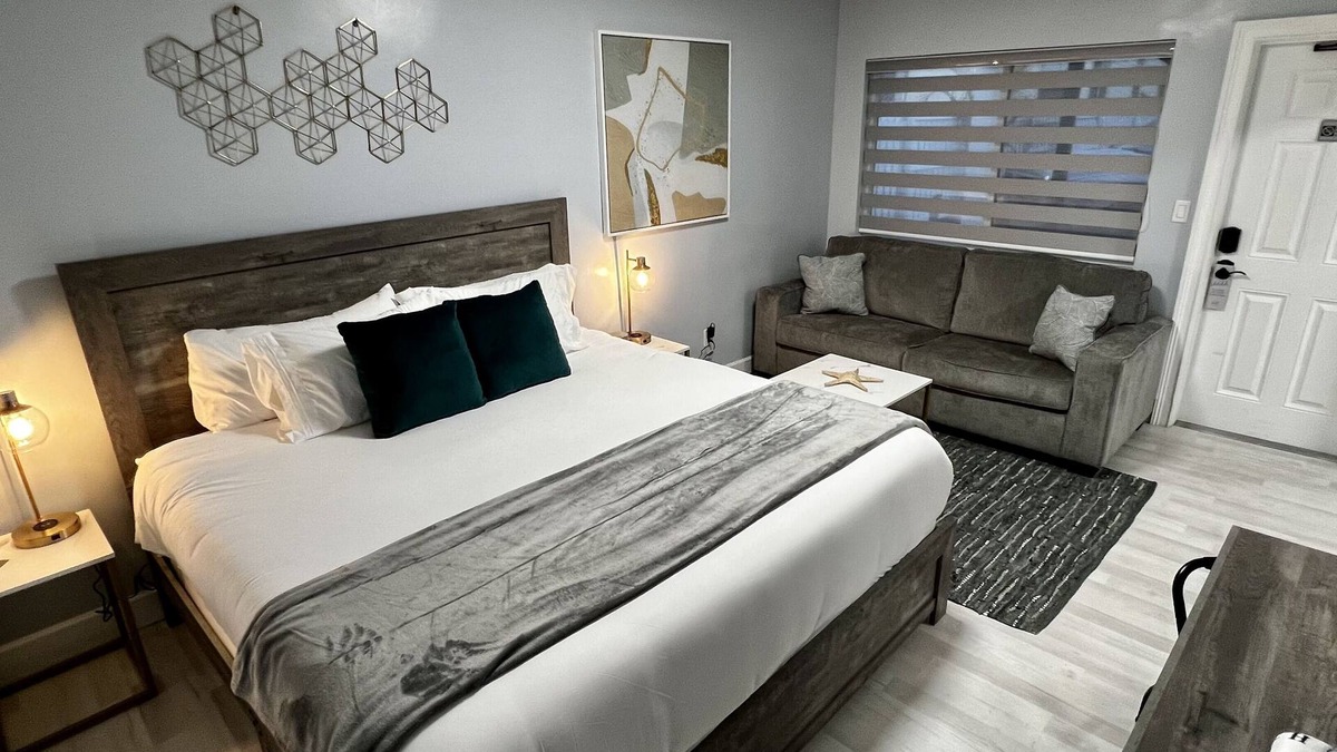 Daytona Beach Hotel | Cozy Beachside Boutique Hotel King Suite with kitchen