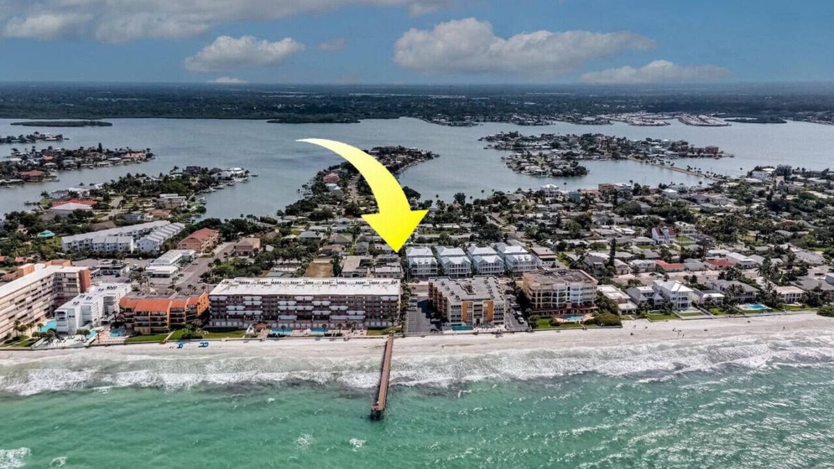 Redington Beach Condo | Cozy Beachside Getaway with Vintage Charm
