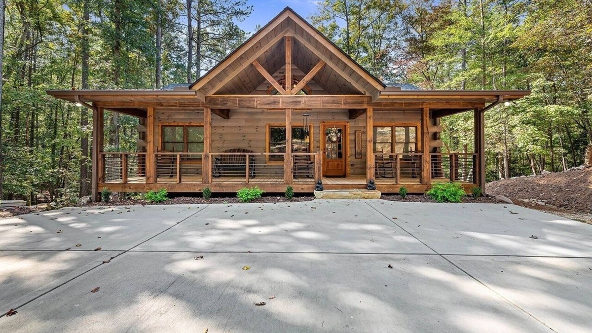 Ellijay Cabin | Cozy Bear Cabin, 2/2, HOT TUB, Pet Friendly, Coosawattee River Resort, fenced