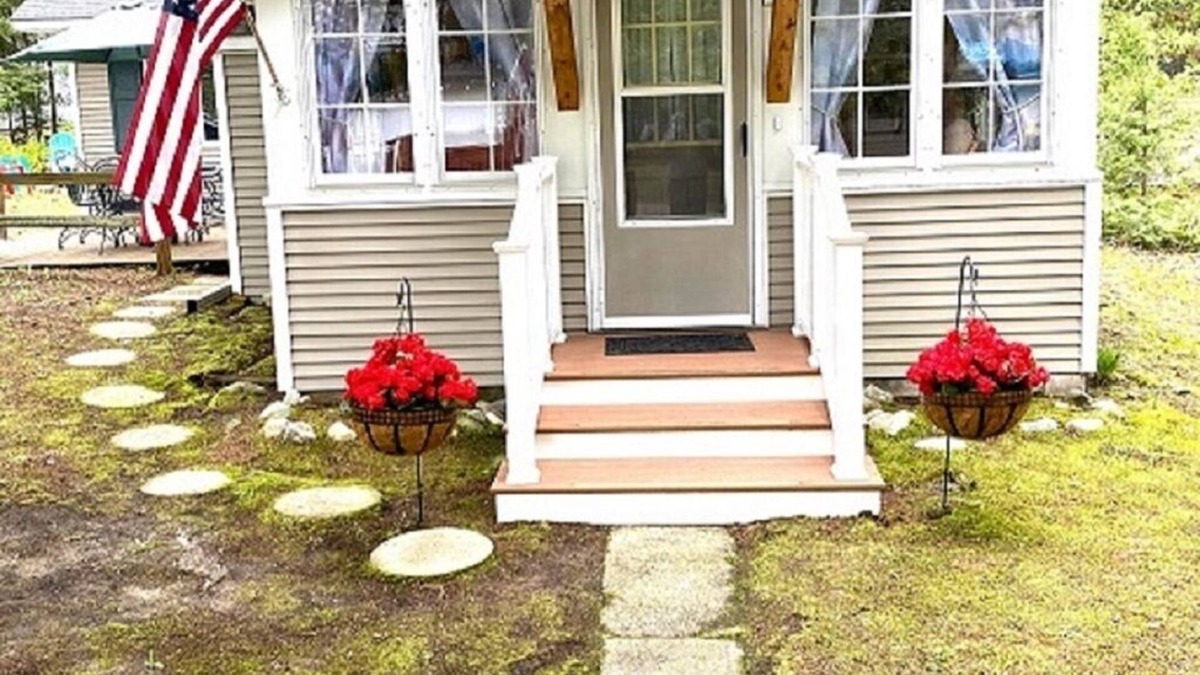 Ponshewaing Cottage | Cozy Bear Cottage with adorable Lake and Bear décor, 25 mi S. of Mackinaw City