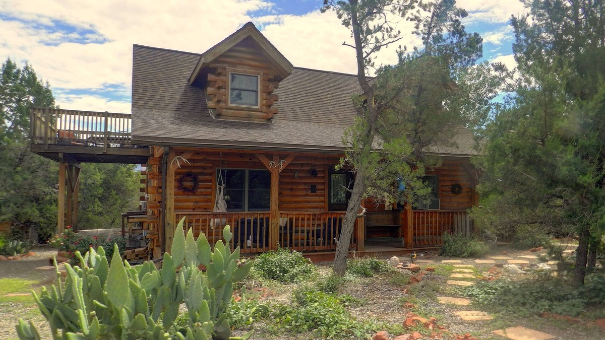West Sedona Cabin | Cozy beautiful 3-bedroom cabin with Hot tub in Sedona 10 mins from uptown Sedona