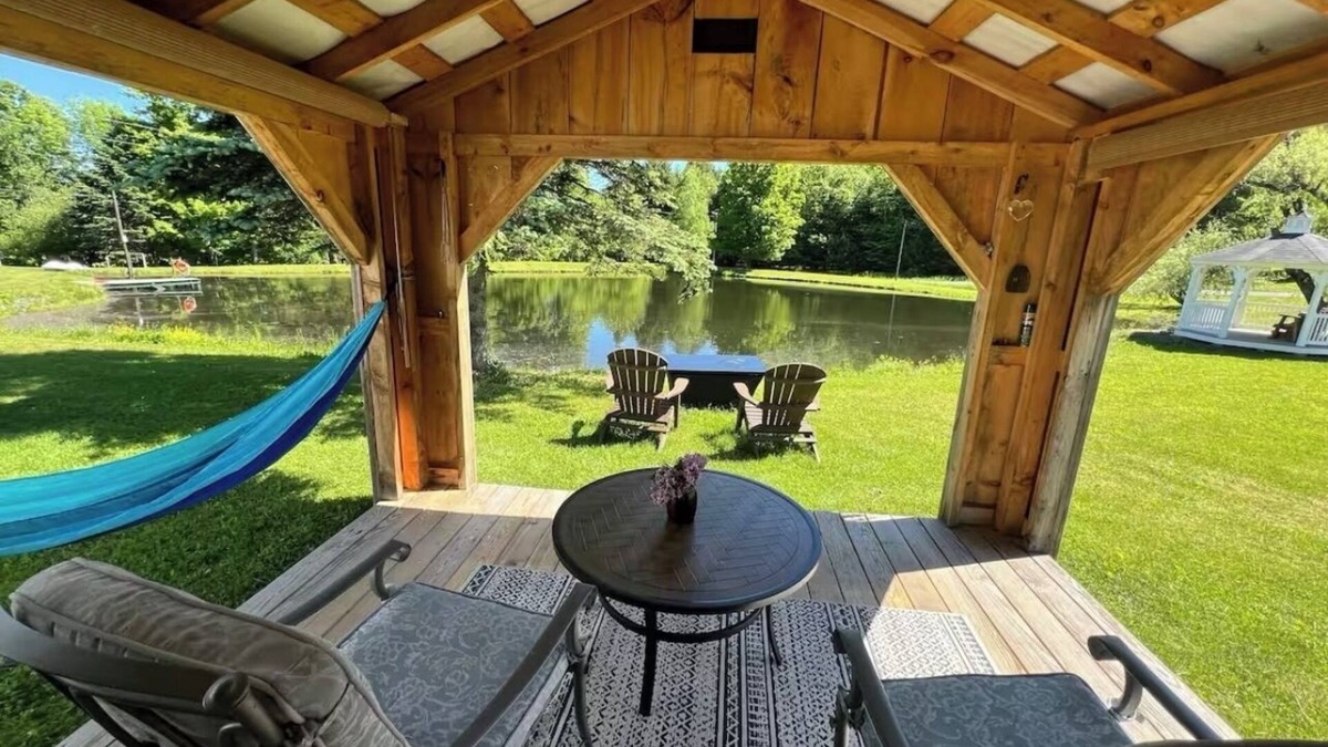 Davenport Cabin | Cozy “bed in a shed” cabin with WiFi and AC in charming East Meredith