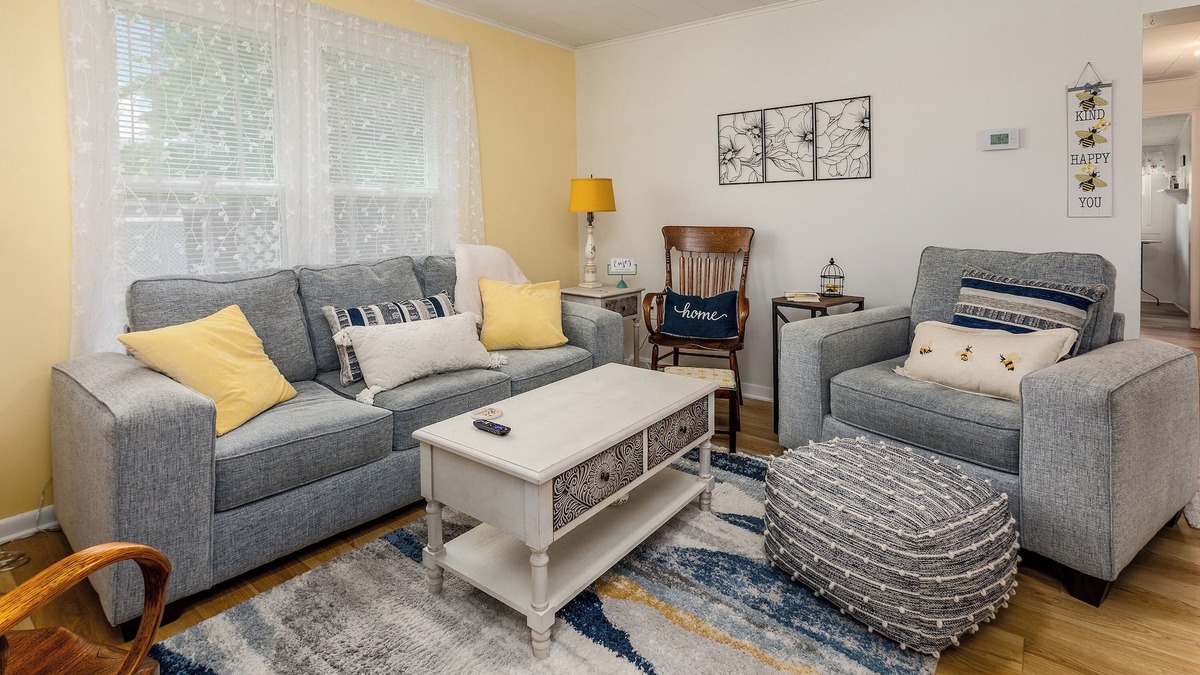 Mount Vernon House | Cozy Bee Hive Cheerful Stay Near Town