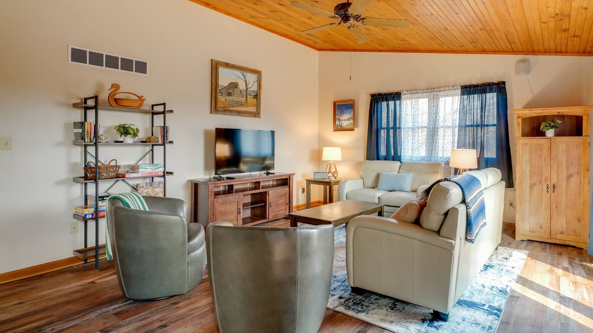 Bixby Cottage | Cozy Belgrade Cottage w/Wood-Burning Stove!