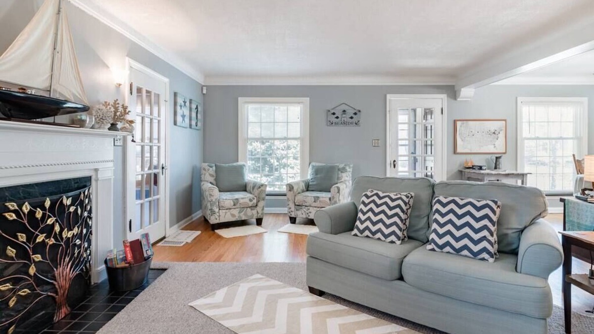 Cleveland House | Cozy Blue House on the Shores of Lake Erie