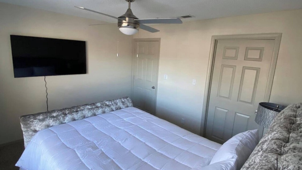 Morrow House | Cozy Blues Stay W/FREE parking!