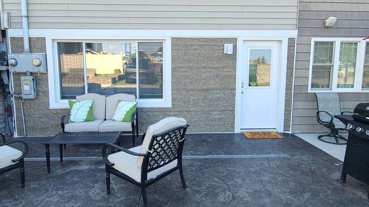 Sandusky House | Cozy boathouse located at the Cedar Point entrance!