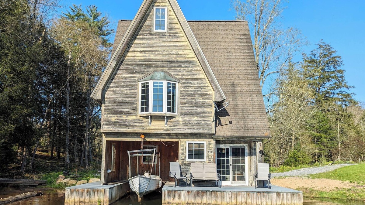 Nisbet House | Cozy Boathouse On the Water