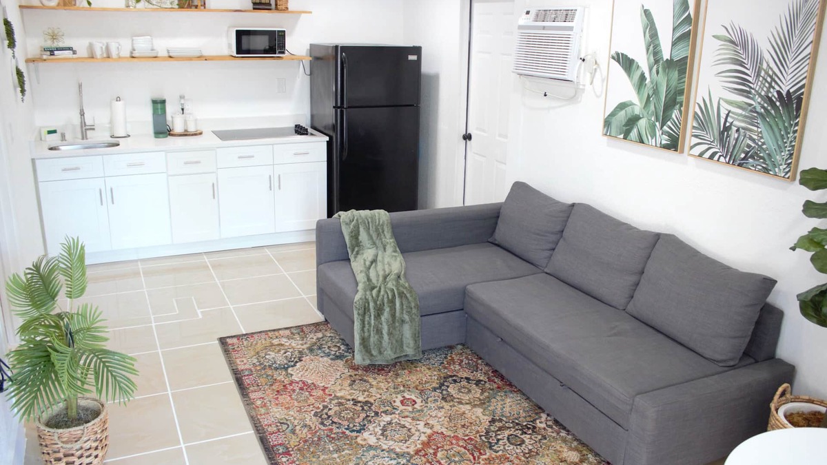 Tampa Apartment | Cozy Boho Guest House w/Patio - 6 min from the beach!