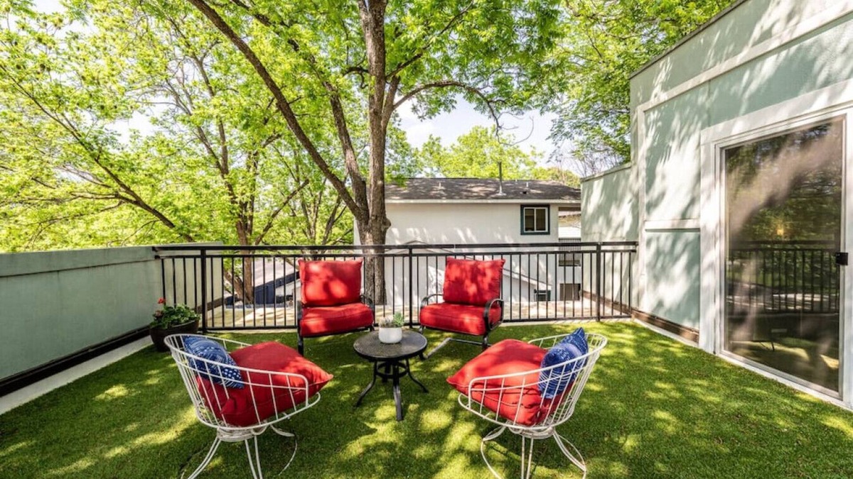 Brentwood House | Cozy Boho Guesthouse + Rooftop Deck in the Trees