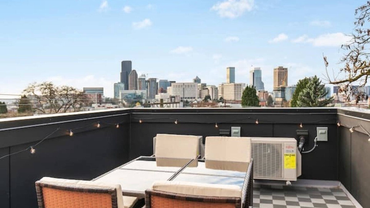 Minor House | Cozy Brand New 2B2B Space Needle View Pet Friendly