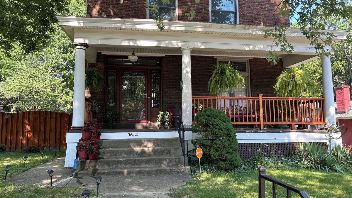 Latonia House | Cozy Brick house - 3 BR, 2 1/2 Bath, fenced in back yard with privacy fence.