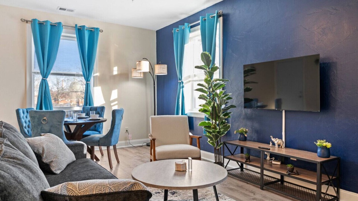 East Liberty Apartment | Cozy & Bright King Bed Suite w/Free Parking!
