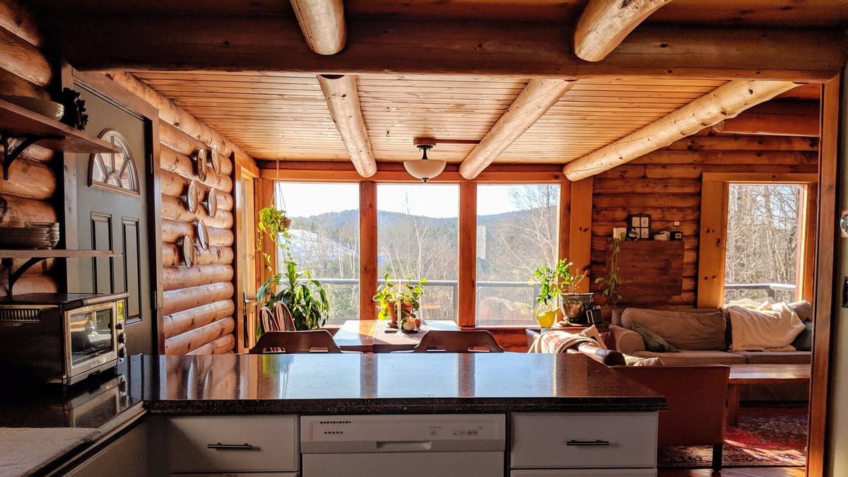 Ludlow Cabin | Cozy & Bright Log Cabin just 8 minutes from Okemo Mountain