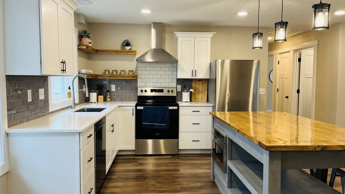 Rock Island House | cozy bright modern farm house feel conveniently located 3 bed 2 bath