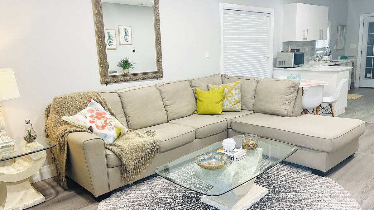 Walkerville Apartment | Cozy & bright upper unit; 3BD with workspace; free parking; private laundry