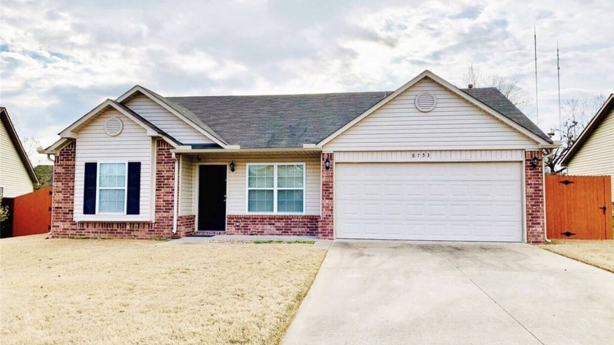 Broken Arrow House | Cozy Broken Arrow Home - Special Pricing for 30+ day stays!
