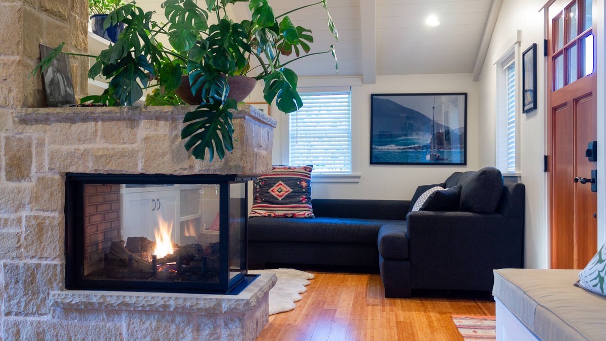 East Beach House | cozy bungalow 2 blocks to beach