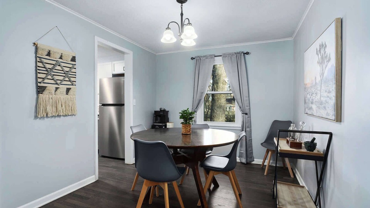 Shawnee House | Cozy Bungalow 3 BR+King Beds Mins to DT KC