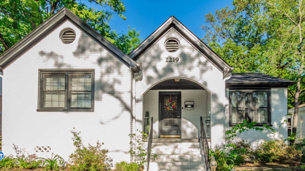 Little Rock House | Cozy Bungalow 3bdrm, 2.5ba, Hot Tub, Fenced Yard