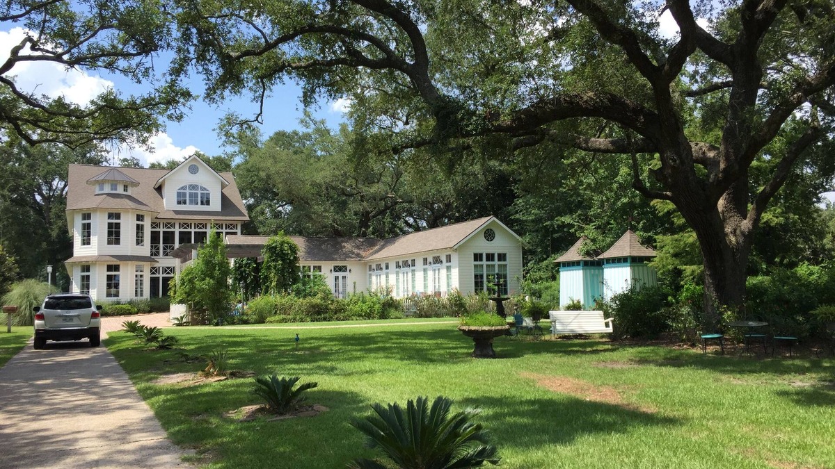 Long Beach House | Cozy bungalow charm!