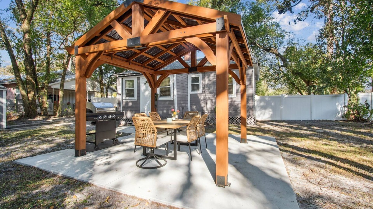 Murray Hill House | Cozy Bungalow, Fenced Yard, Small Pup Friendly, BBQ, Gazebo, Close to Downtown, Walk to Restaurants
