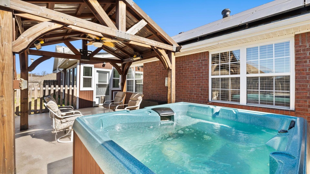 Fayetteville House | Cozy Bungalow-Hot tub-6 mi to UofA & DT-Sleeps 8