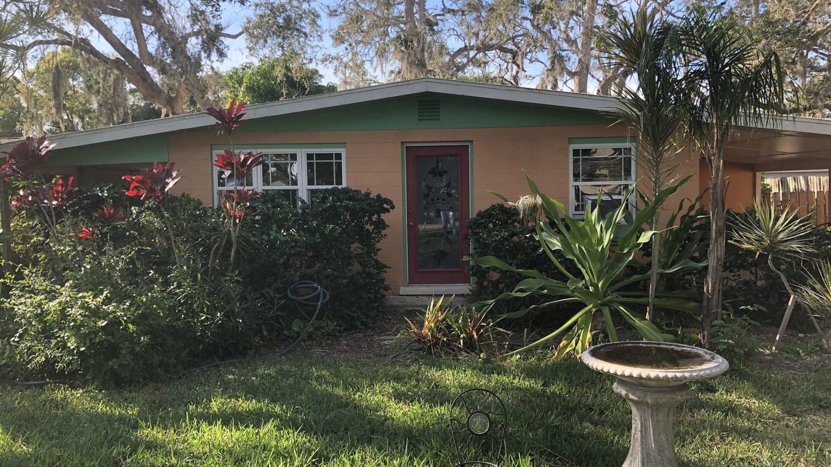 Laurel House | Cozy bungalow in charming Bay Point subdivision 2 minutes to Nokomis beach.