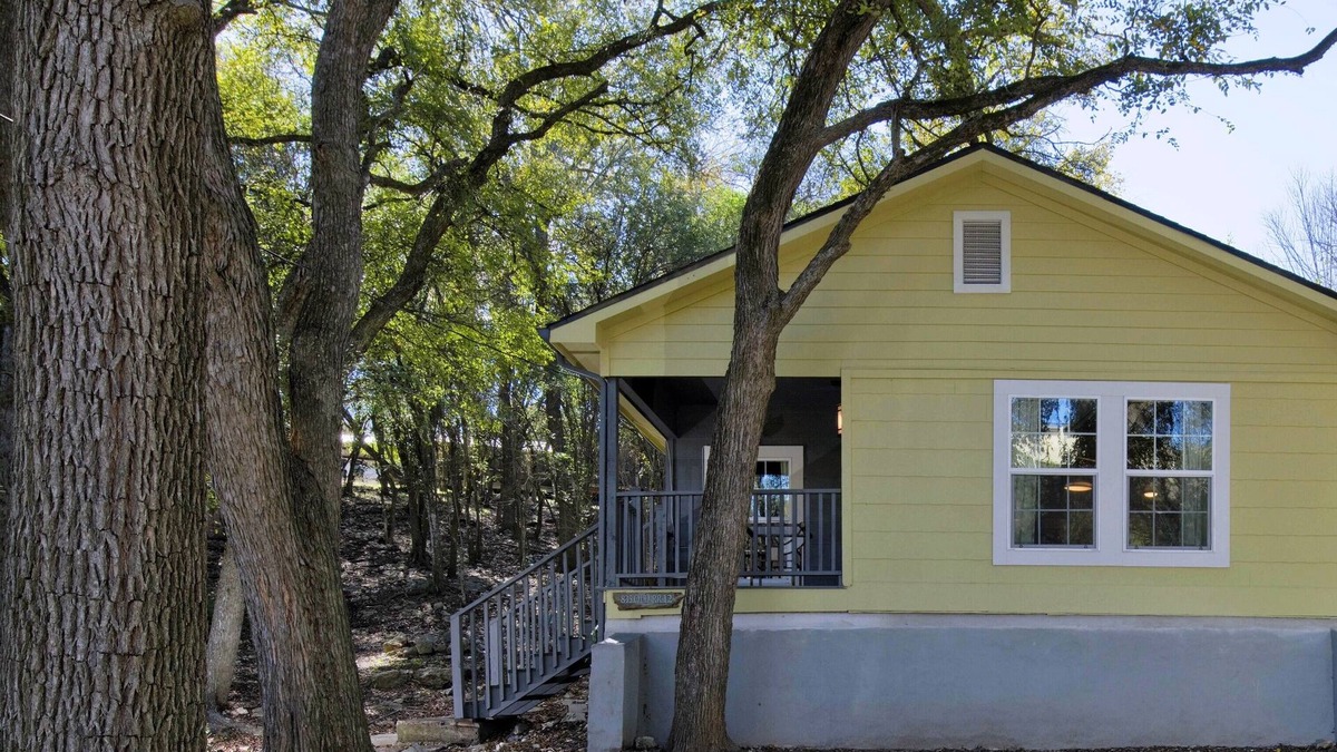 Heritage House | Cozy bungalow in the woods, across from Texas State University!