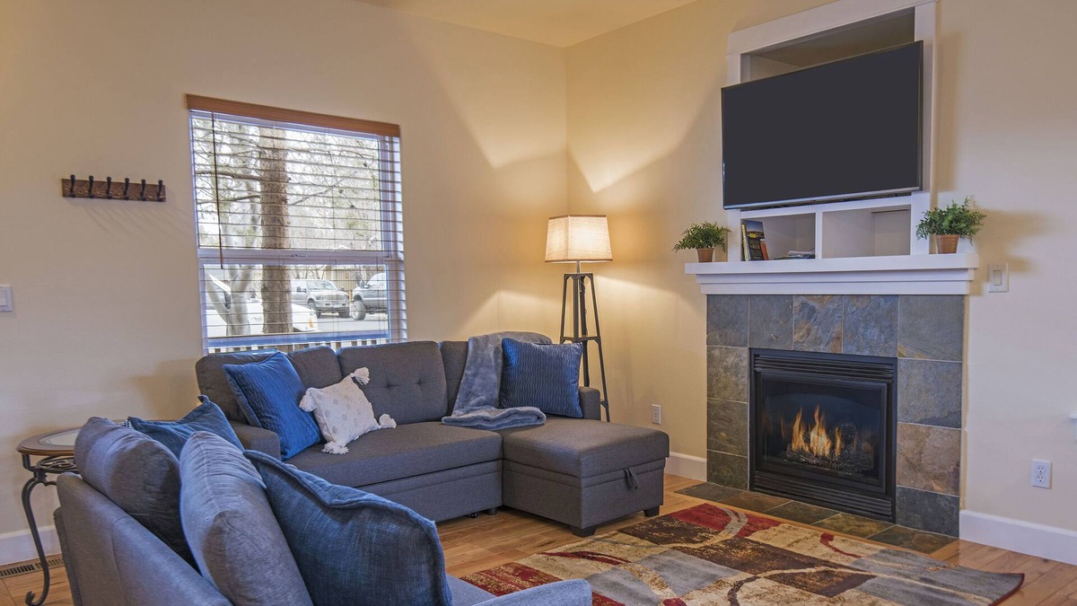 Old Farm District House | Cozy bungalow - minutes from downtown & Old Mill district