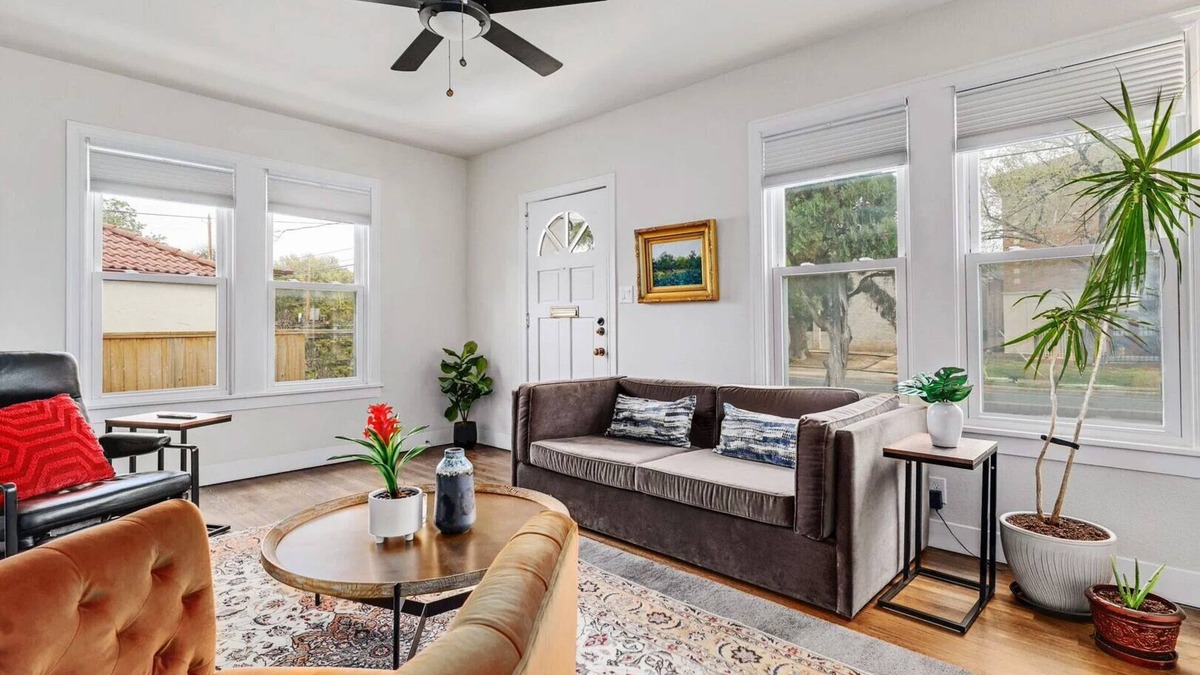 Clarksville House | Cozy Bungalow + Minutes to Downtown - Ivory!