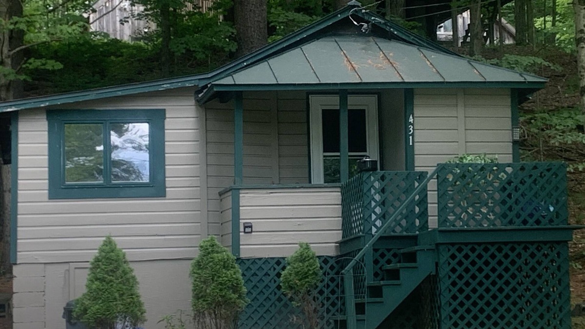 Bomoseen House | Cozy bungalow with lakeview on quiet road and private setting