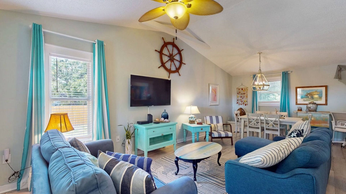 Bayou Oaks House | Cozy bungalow with shared pool, internet, onsite washer and dryer