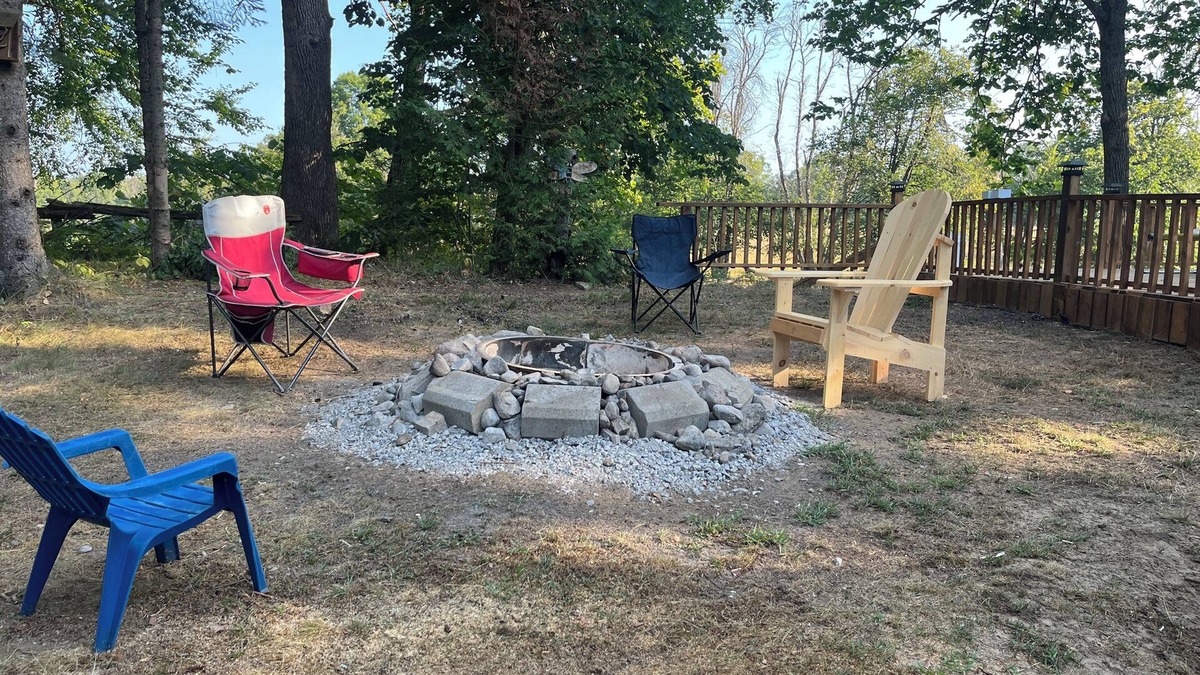 Burnt River Cottage | Cozy Burnt Riverfront Retreat