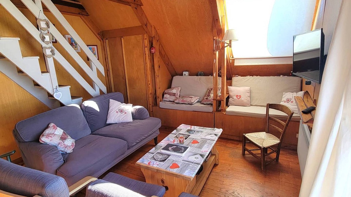 Saint-Michel-de-Chaillol Ski Chalet | Cozy Chalet for 9 with South-Facing Balcony, Fireplace, and Modern Amenities