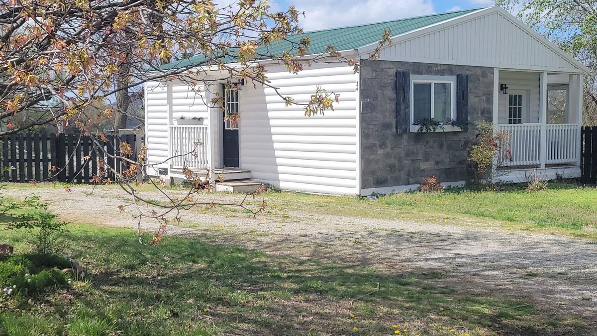 Carroll County Cabin | Cozy Cabin 1 bedroom cabin in Green Forest with WiFi and AC