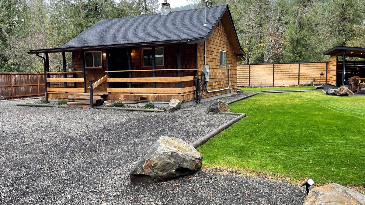 Marmot Cabin | Cozy cabin 1 mile to Sandy Ridge Bike Park, with RV hook up and EV charger.