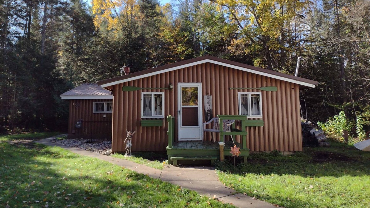 Brimley Cabin | Cozy cabin 10 miles from Sault Ste Marie & About 20 miles from bridge to Canada