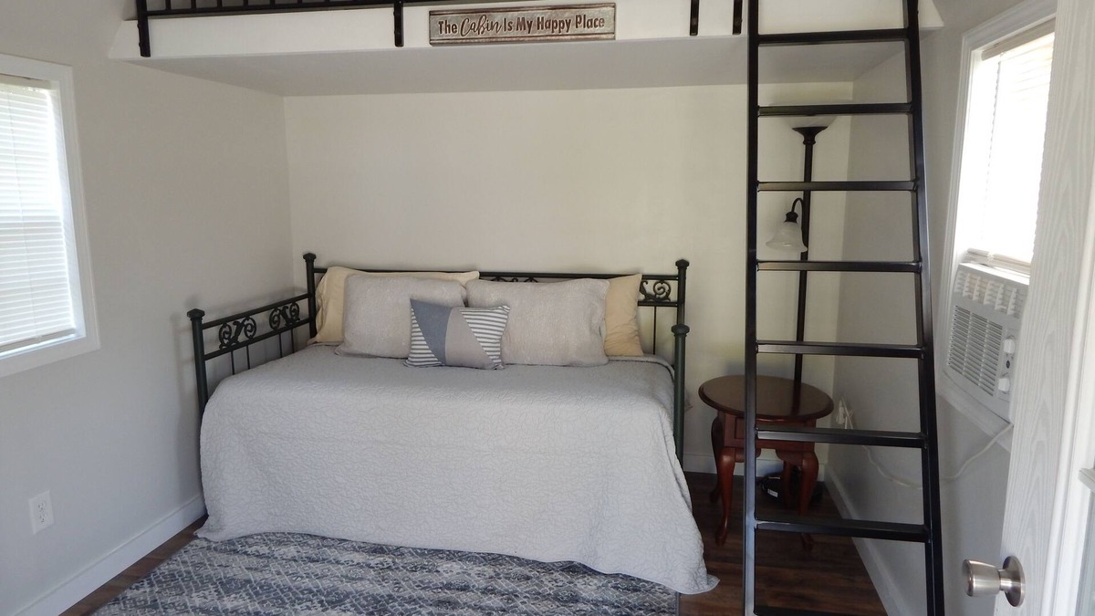 Caroleen Cabin | Cozy Cabin 2 at Bird's Nest Bunkies and Barn in Ellenboro with WiFi, AC & Heat